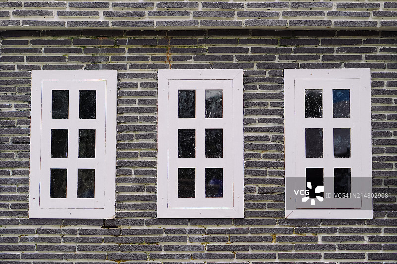 黑色砖墙的经典窗户图片素材