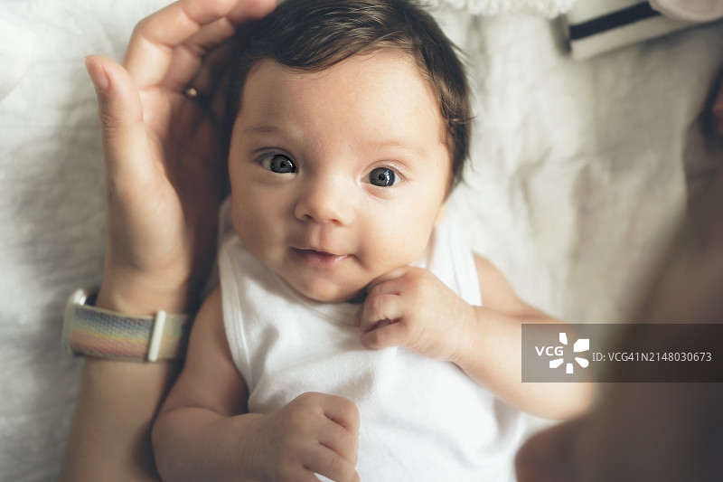 婴儿与母亲的眼神交流图片素材