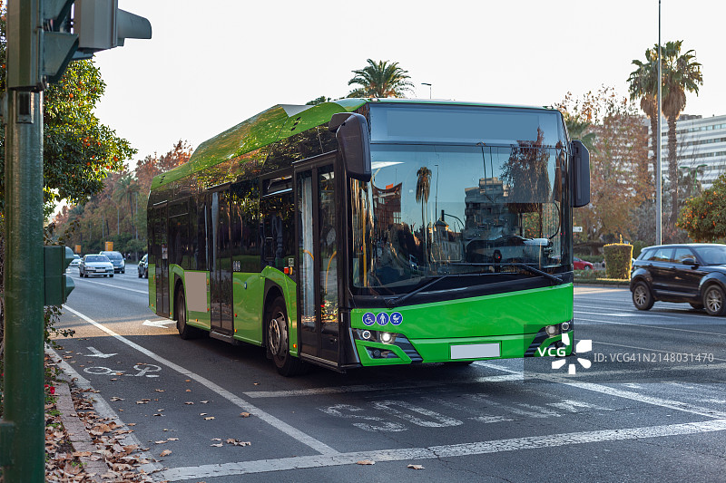 西班牙科尔多瓦的绿色巴士图片素材