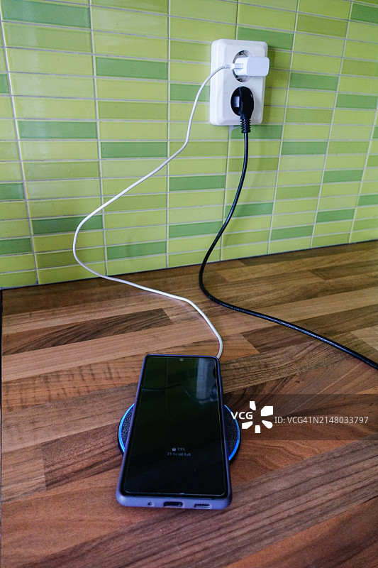 在长凳上充电的手机图片素材