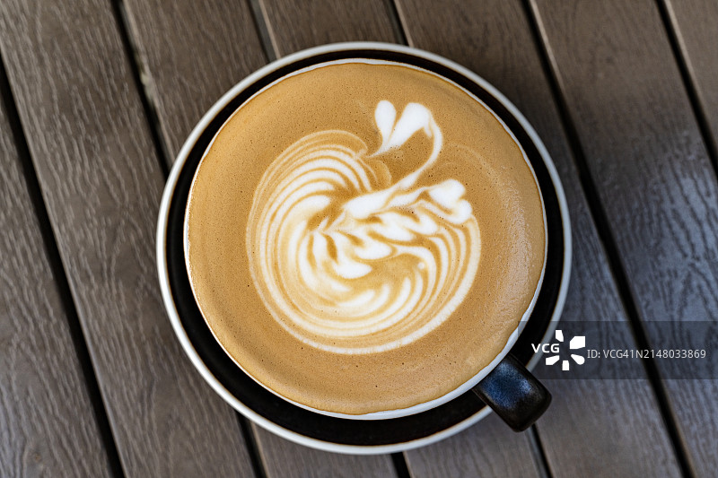 桌上的拿铁图片素材