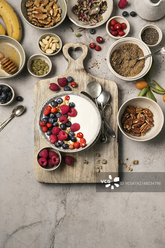 新鲜覆盆子和蓝莓健康早餐图片素材