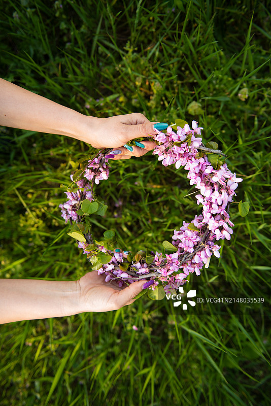 女人制作丁香花环图片素材