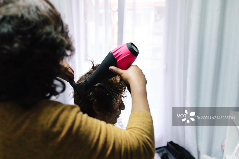 家庭理发场景特写图片素材