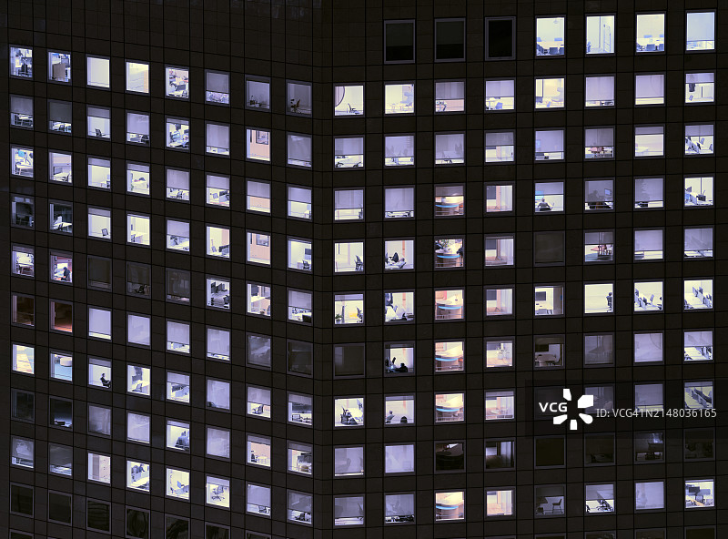 有上班族和商务人士工作到深夜的现代办公楼图片素材