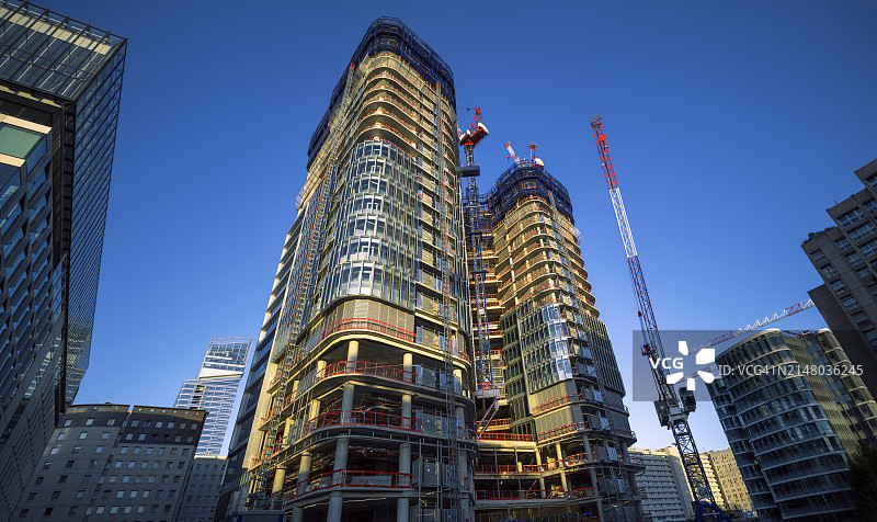 午后阳光照射在高楼大厦的建筑工地上图片素材