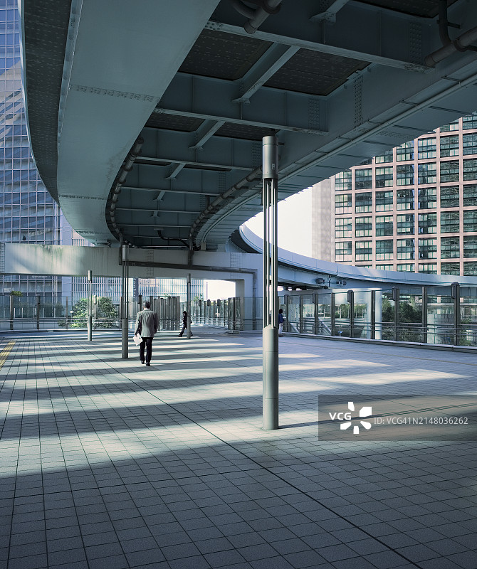 商人走在现代商业区图片素材