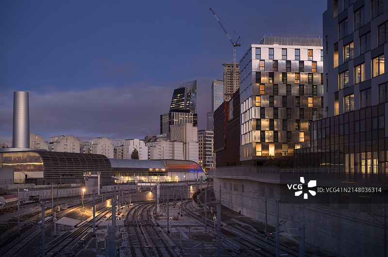巴黎楠泰尔和拉德芳斯天际线，日落时分前景有铁轨图片素材