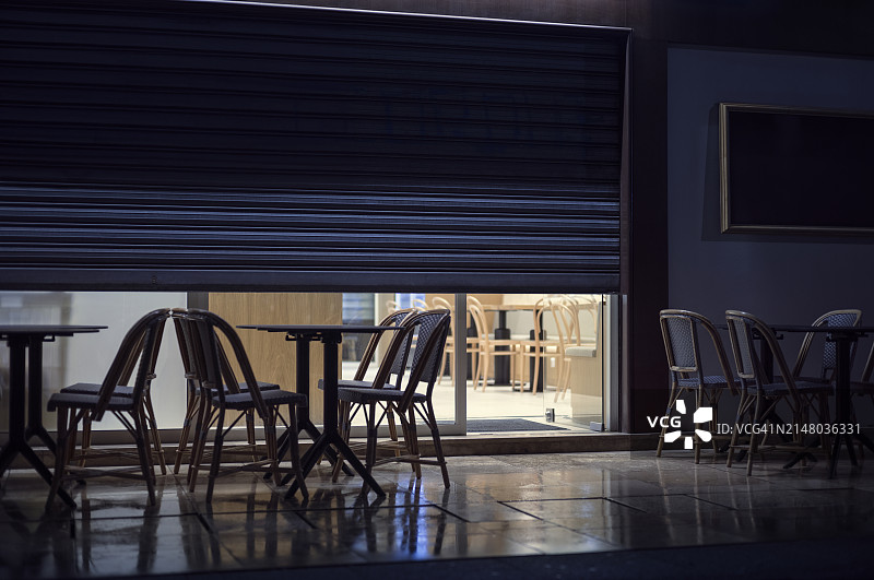 典型的法式面包店和午餐室，在黎明时分雨中的巴黎开始营业图片素材