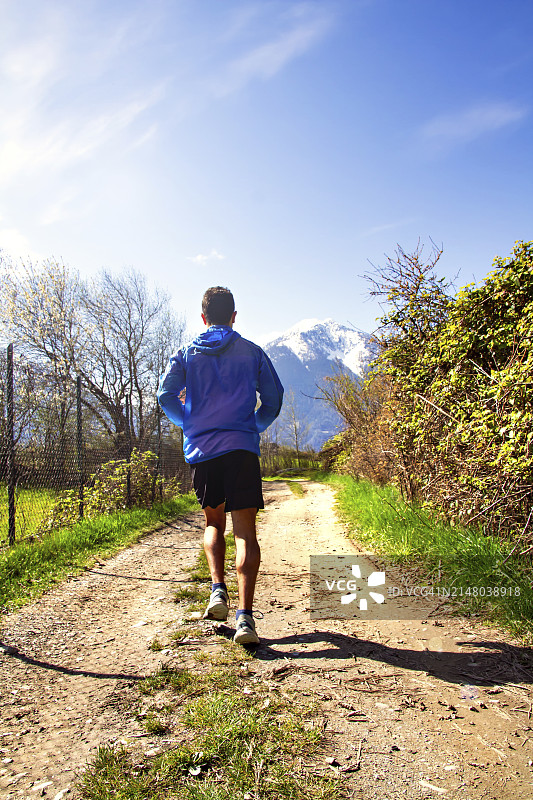 山区户外环境中的高风险运动员图片素材