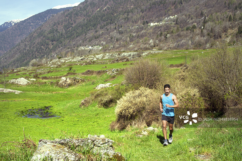 山区户外环境中的高风险运动员图片素材