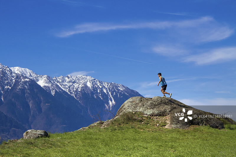 山区户外环境中的高风险运动员图片素材
