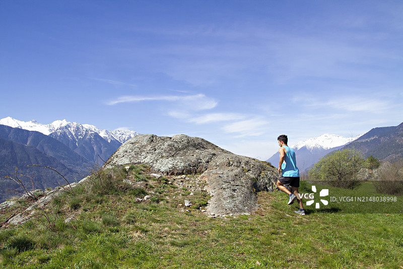 山区户外环境中的高风险运动员图片素材