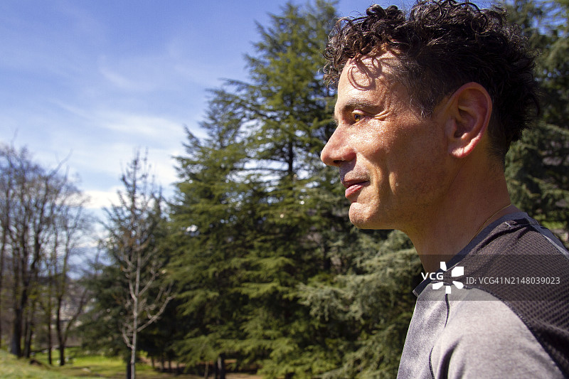 山区户外环境中的高风险运动员图片素材