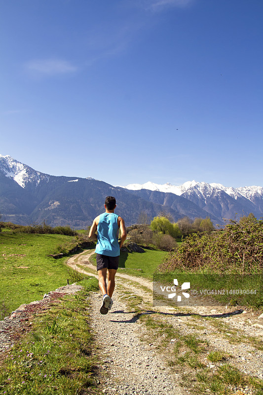 山区户外环境中的高风险运动员图片素材
