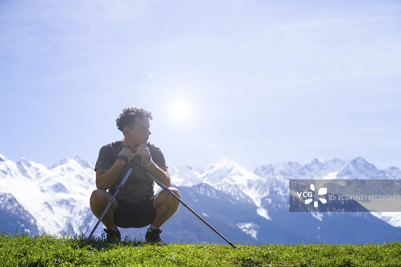 山区户外环境中的高风险运动员图片素材