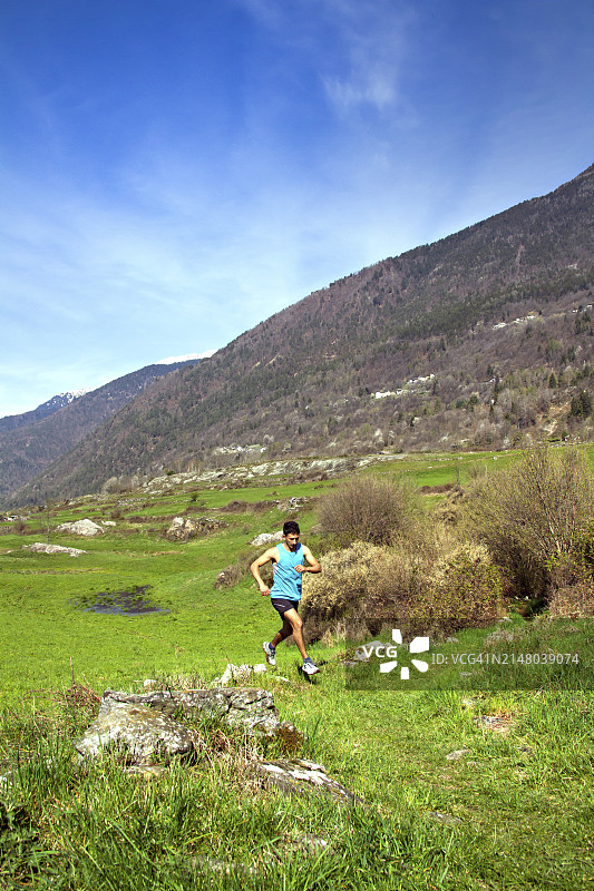 山区户外环境中的高风险运动员图片素材