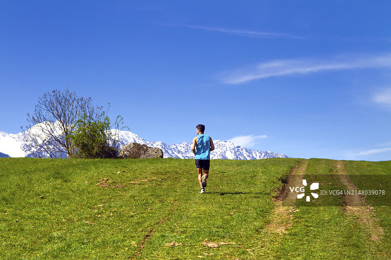 山区户外环境中的高风险运动员图片素材