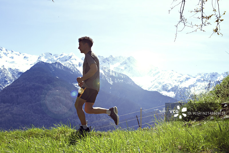 山区户外环境中的高风险运动员图片素材