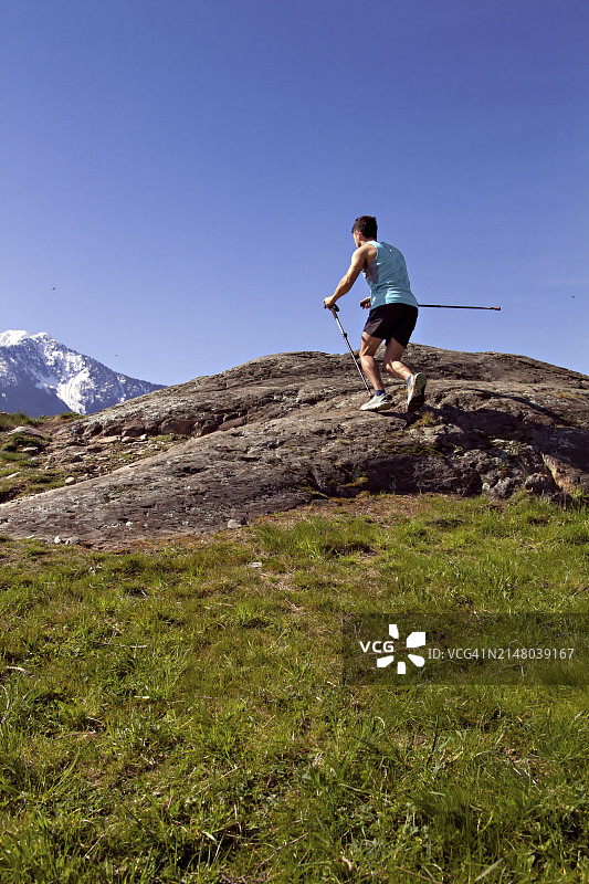 山区户外环境中的高风险运动员图片素材
