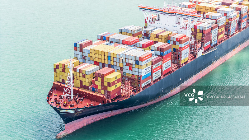 国际集装箱货轮港口装卸运输图片素材