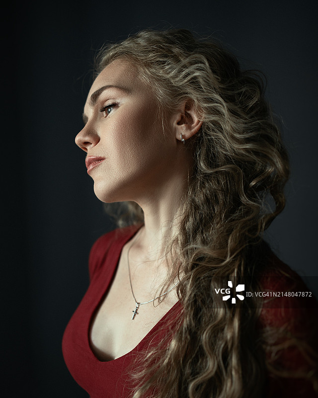 化着自然妆容的美丽女人肖像图片素材