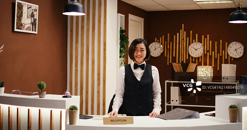 酒店大堂内部：配备家具的等候区与前台登记处图片素材