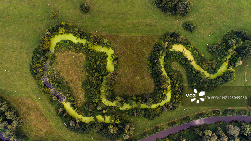 田野中绿色河流的航拍景观图片素材