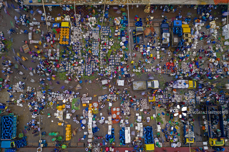 孟加拉国新渔业码头，彩色鱼市港口的航拍景色图片素材