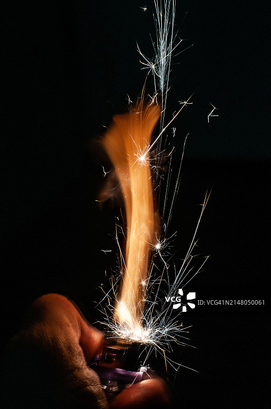 在俄罗斯，手持燃烧打火机的人的局部照片图片素材