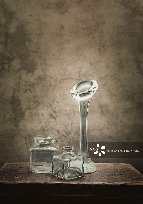 靠墙桌子上的玻璃罐特写图片素材