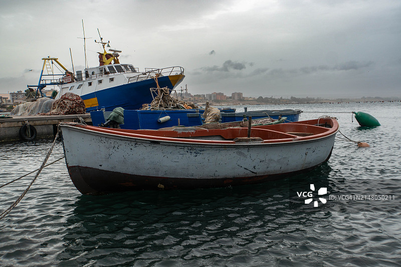 停泊在海上的渔船图片素材