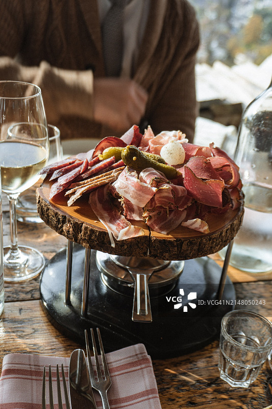 奶酪和肉类拼盘特写，瑞士伯尔尼图片素材