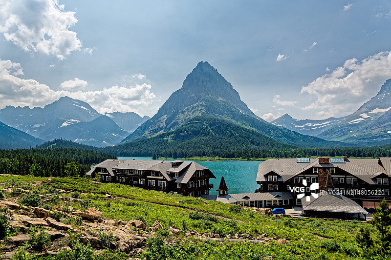 以群山为背景的冰川公园酒店图片素材