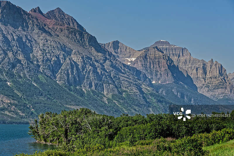 在通往山脉的路上图片素材