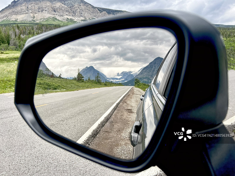 后视镜中的物体比看到的更近图片素材
