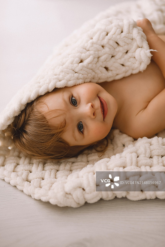 躺在床上的可爱女婴肖像图片素材