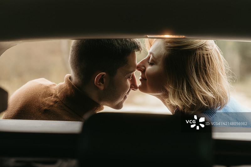 在车里亲吻的情侣图片素材