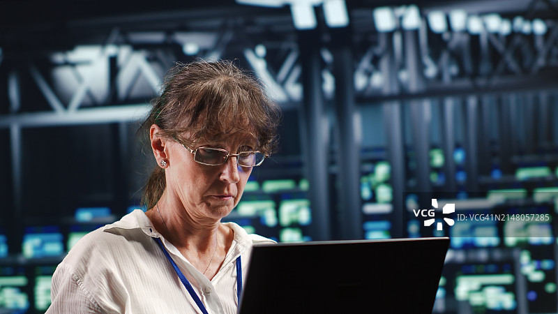 在工厂使用笔记本电脑的女人图片素材