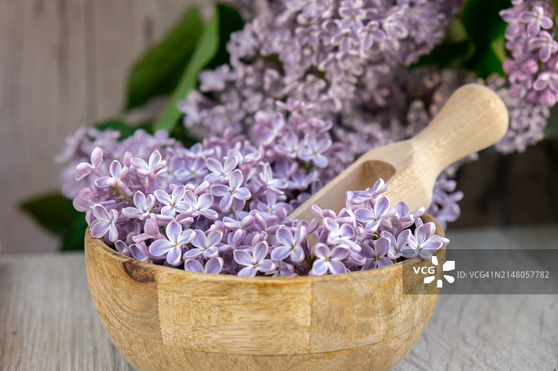 桌子上碗里紫色花朵的特写图片素材