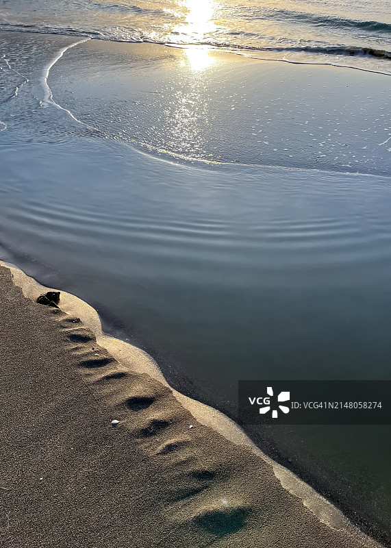 高角度拍摄的沙滩上的脚印，日本图片素材
