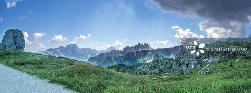 对着天空的全景景观图片素材