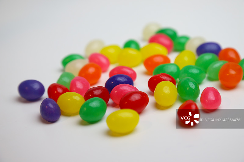 白色背景上的彩色糖果特写，美国纽约图片素材