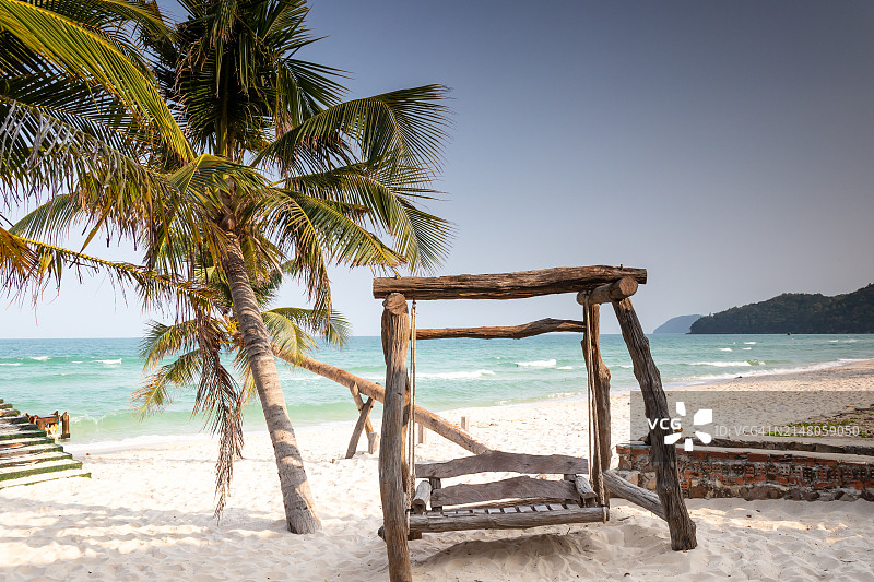 湛蓝的天空衬托着美丽的海景图片素材