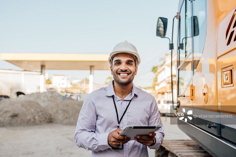 加油站施工现场的年轻工程师图片素材