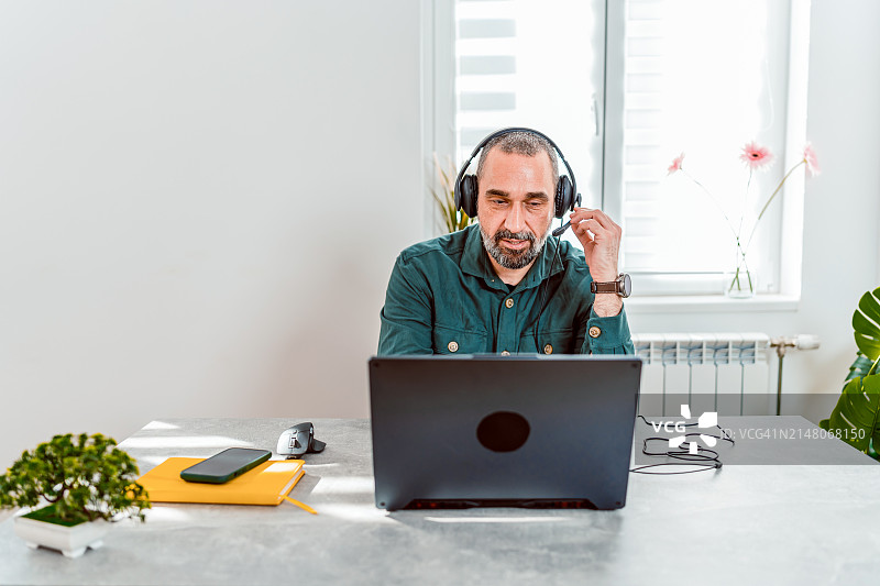 在客厅里制作传统工艺品图片素材