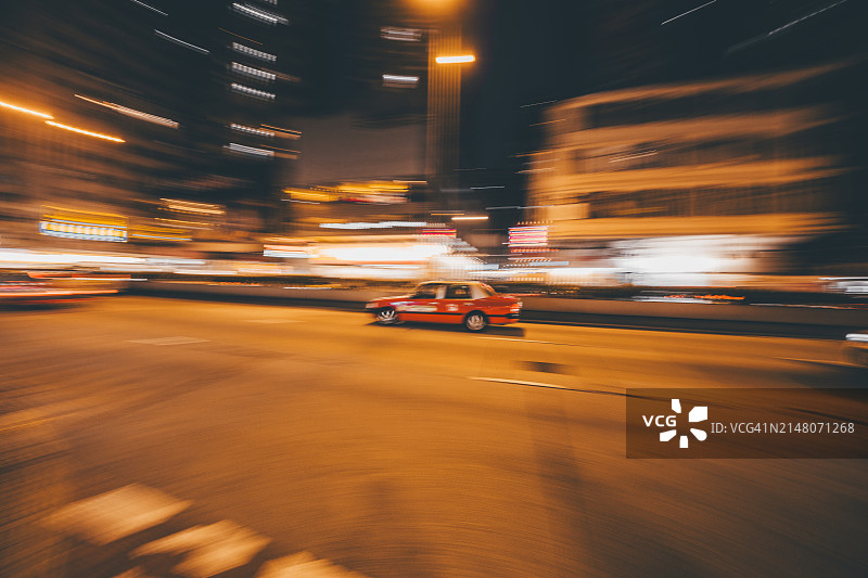 香港夜间行驶的出租车图片素材