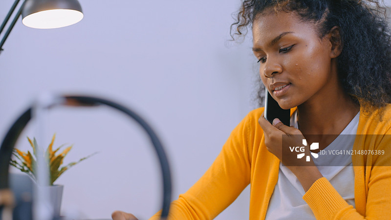 在家工作的女人图片素材