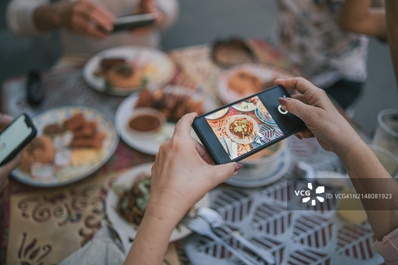 亚洲女性游客视角：用手机拍摄马来西亚街头美食图片素材