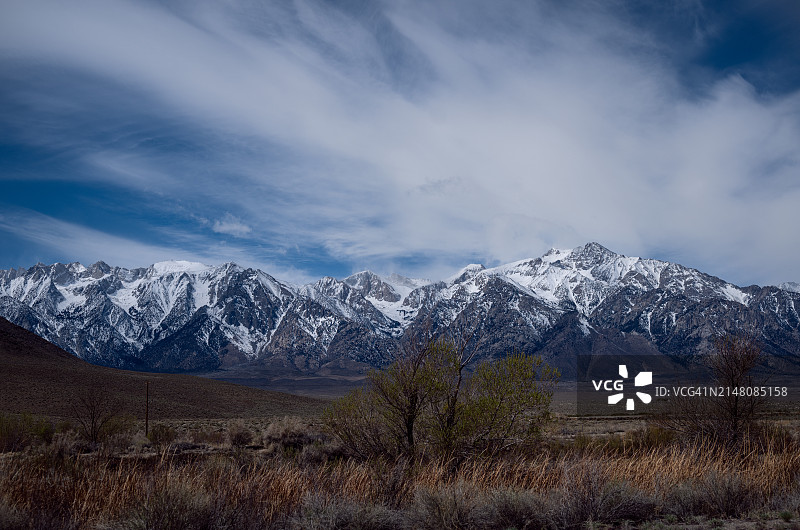 395号公路沿线的内华达山脉雪景图片素材